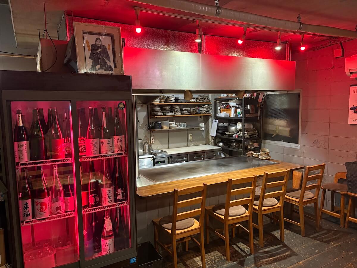 大きな鉄板と向かい合うカウンター席